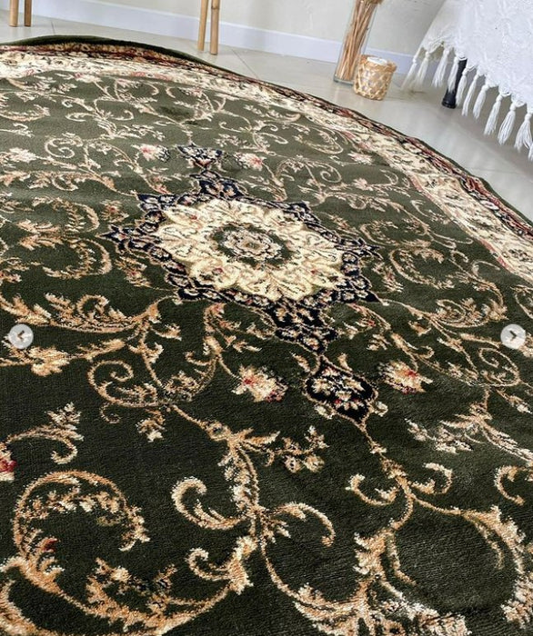 Detaliu model floral pe covor clasic verde