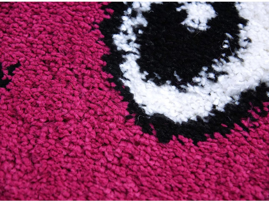 detaliu covor copii roz smile textura pufoasa material moale si placut la atingere