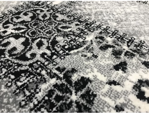 Detaliu covor gri negru modern patchwork cu model geometric si textura fir scurt rezistent pentru living