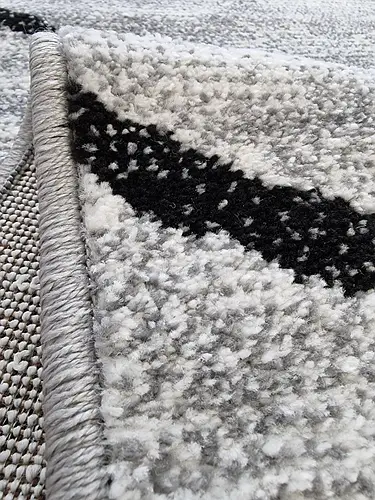 Detaliu covor gri textura fir scurt model geometric modern