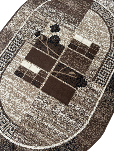 Detaliu covor modern maro bej cu model geometric si textura densa