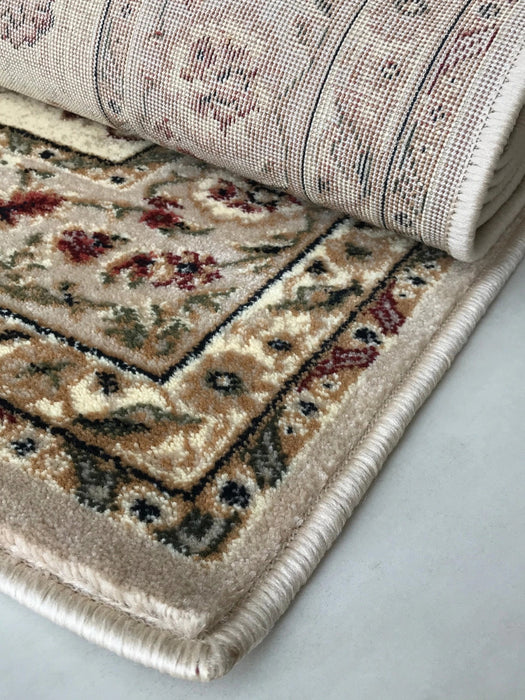 Detaliu finisaj și cusături pe covor clasic bej