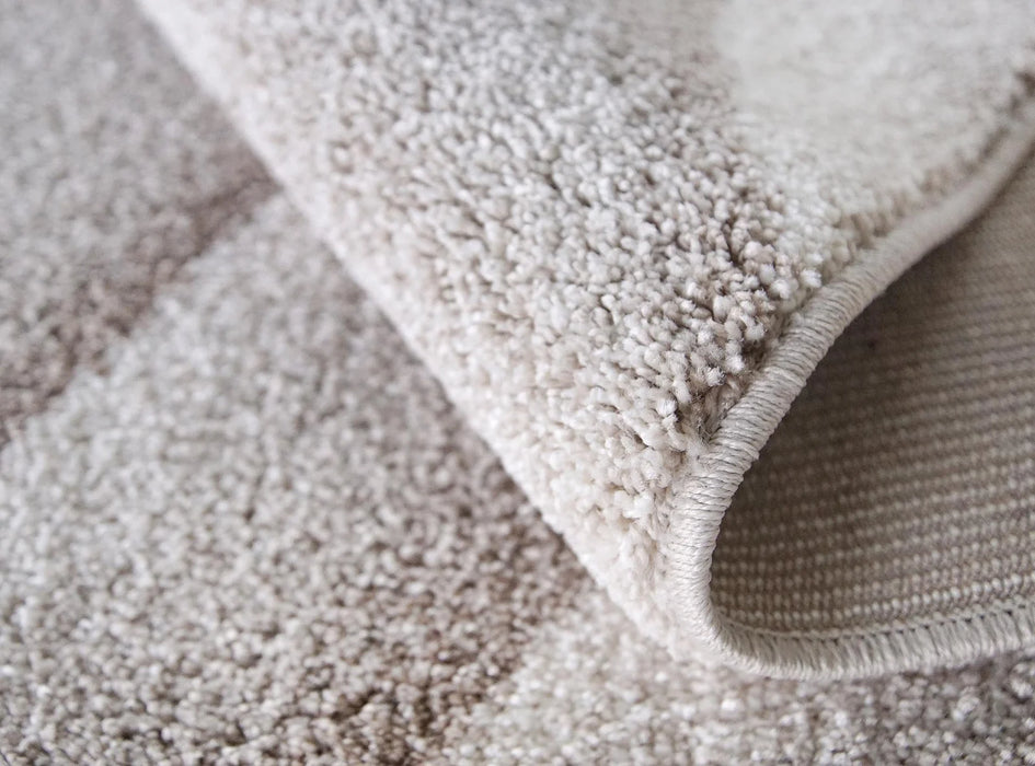 detaliu grosime si margine la covor crem bej