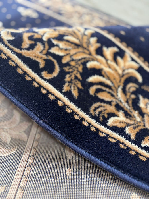 Detaliu margine covor bisericesc albastru cu crini