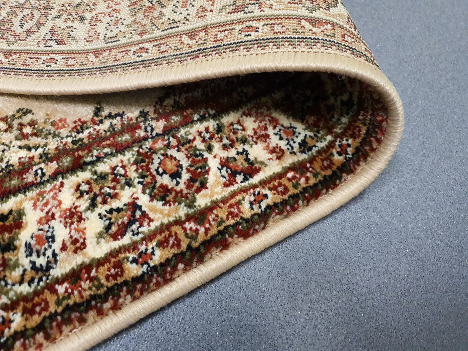 Detaliu margine covor clasic, culori bej și maro