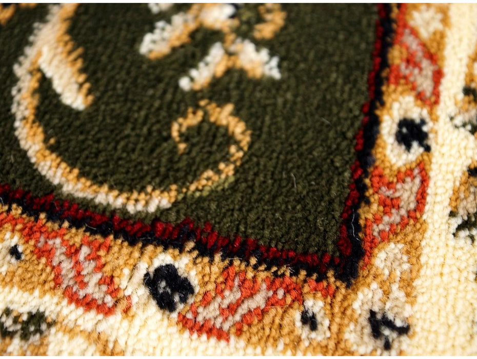 Detaliu margine și finisaj covor clasic floral verde