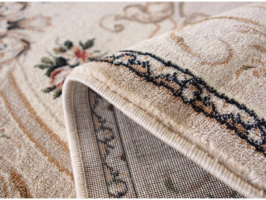 detaliu margine si spate la covor clasic crem bej cu model floral
