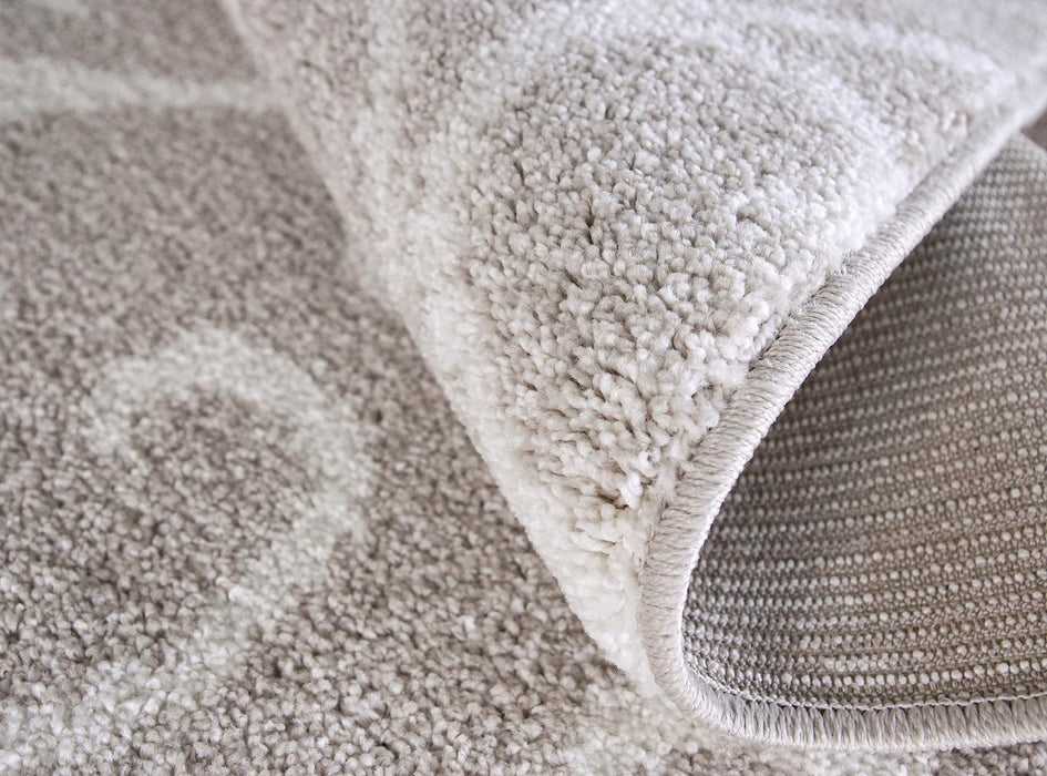 detaliu margine si spate la covor crem bej clasic