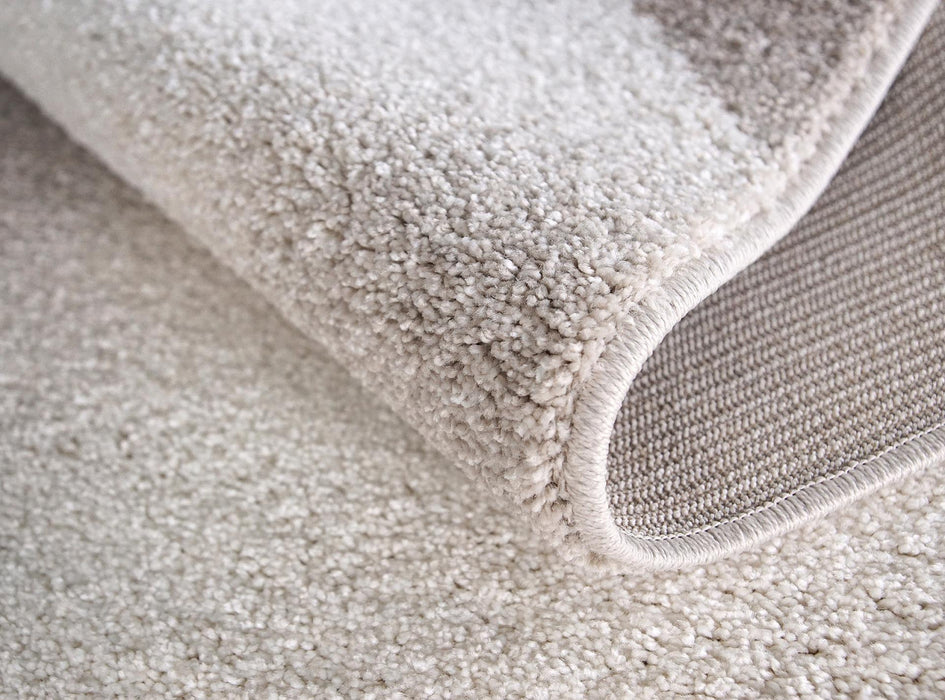 detaliu margine si spate la covor crem bej cu model geometric