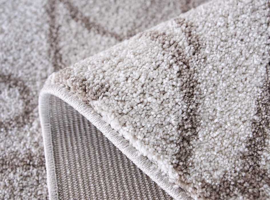 detaliu margine si spate antiderapant la covor crem bej