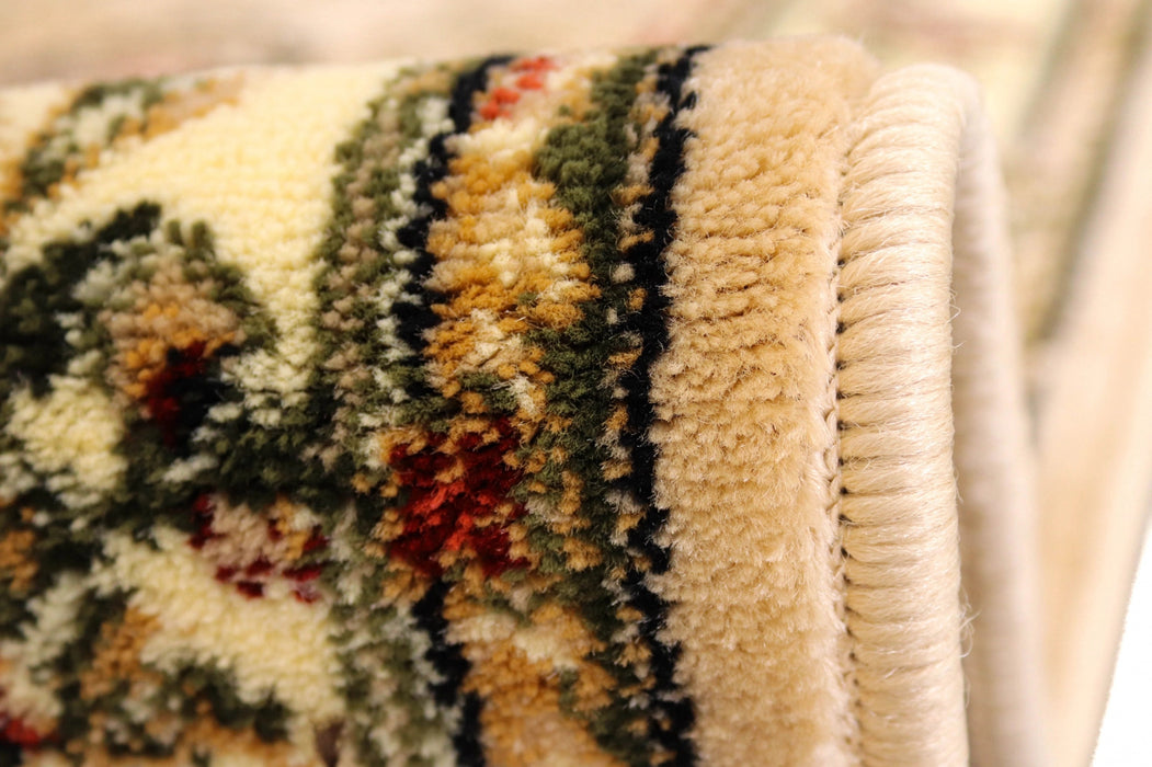 Detaliu material covor clasic floral bej