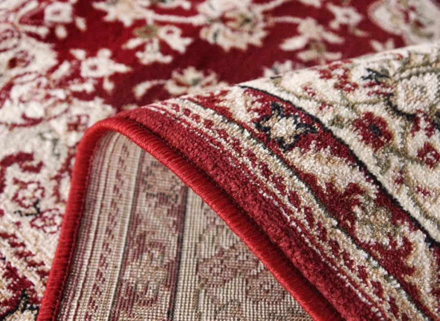 Detaliu material covor clasic floral grena