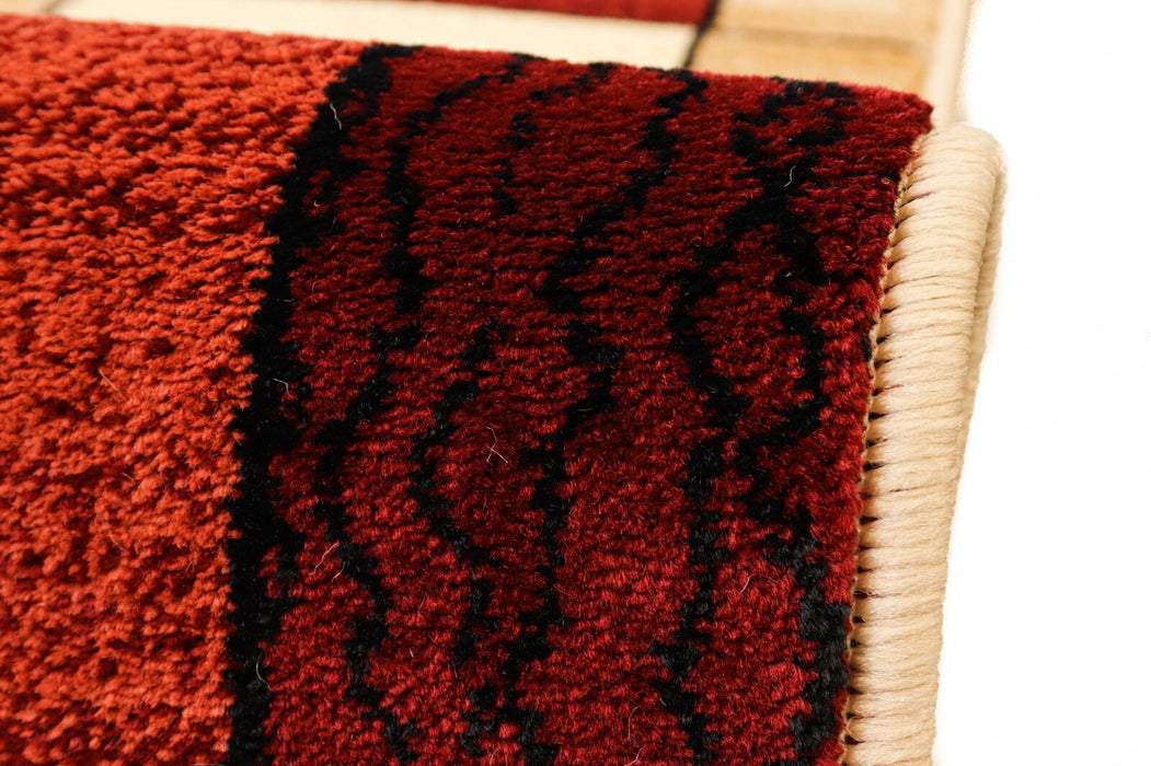 Detaliu material covor modern geometric, culori bej și grena