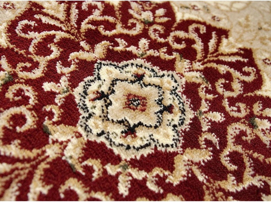 Detaliu medalion floral pe covor clasic crem grena