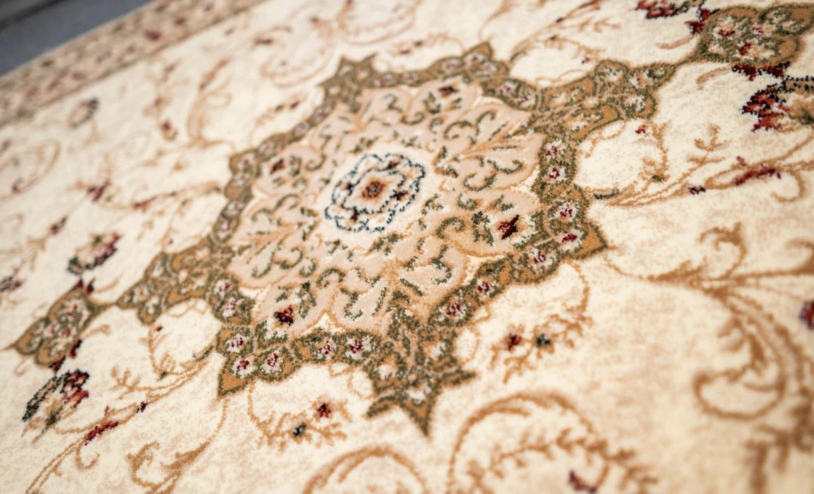 Detaliu medalion ornamental pe covor clasic oval bej crem