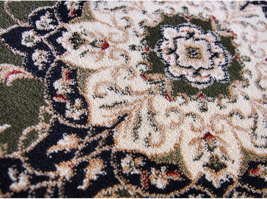 Detaliu medalion ornamental pe covor clasic verde