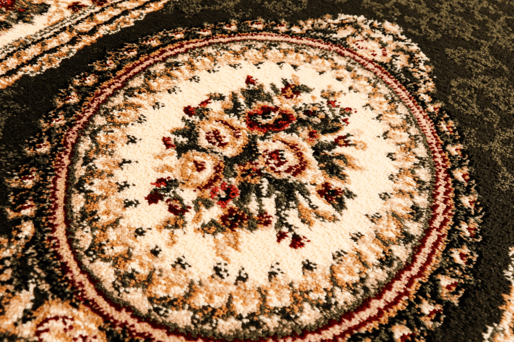 Detaliu medalion floral pe covor clasic verde