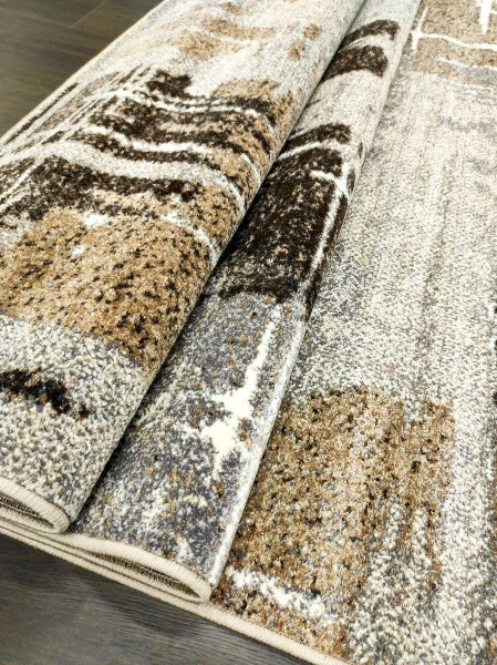 Detaliu model abstract tip pensulă pe covor modern gri maro