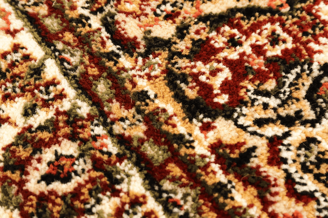 Detaliu model clasic pe covor grena