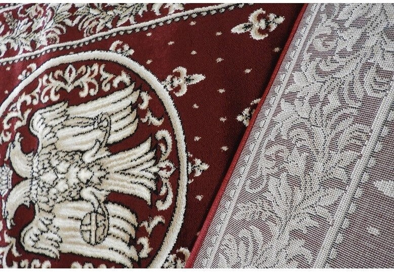 Detaliu model ornamental pe covor bisericesc grena cu vulturi