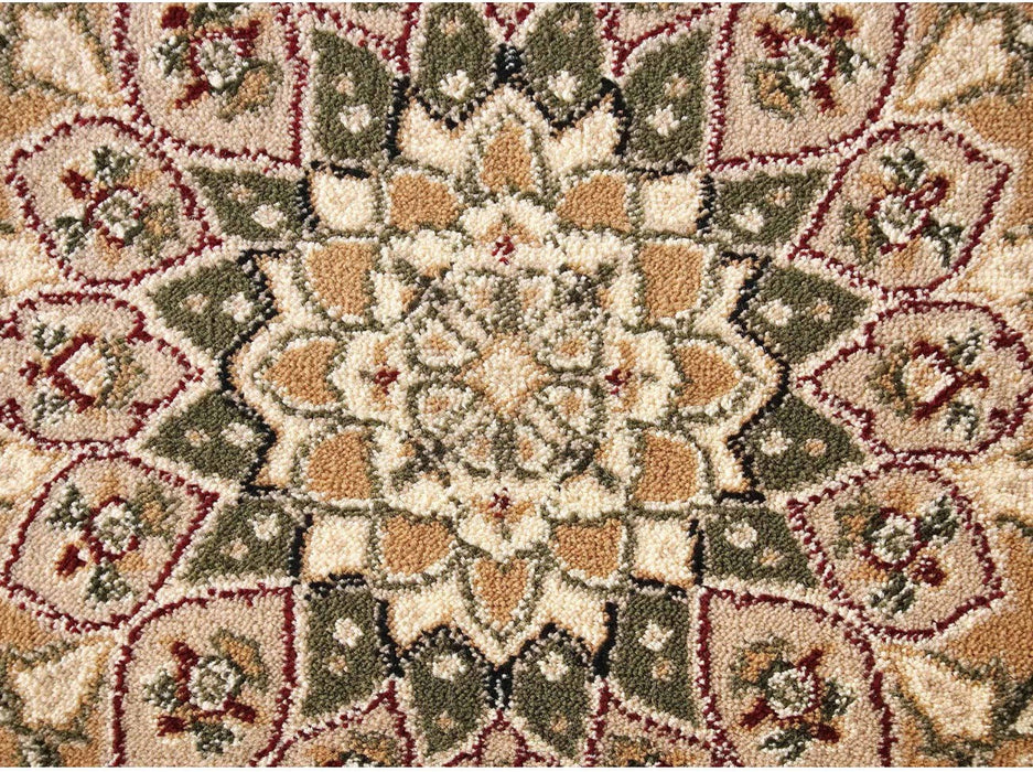 Detaliu model floral pe covor clasic bej crem