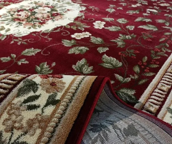 Detaliu model floral pe covor clasic grena