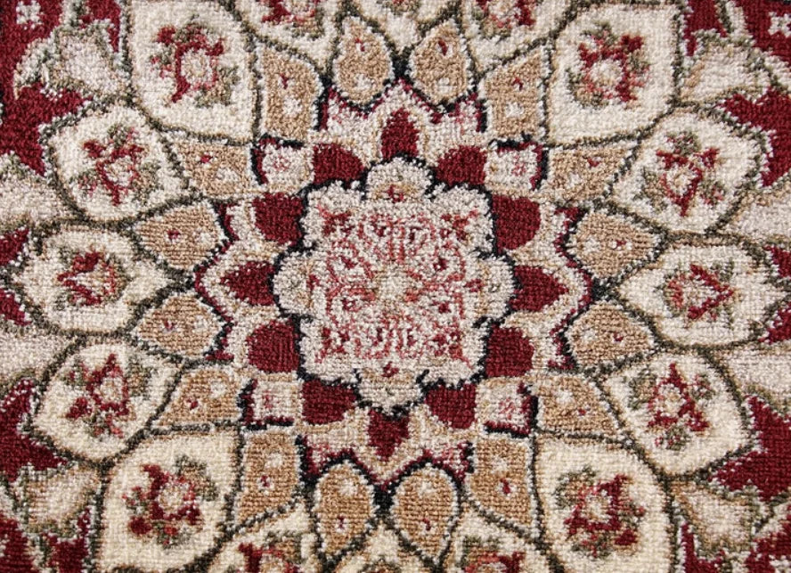 Detaliu model floral pe covor clasic grena