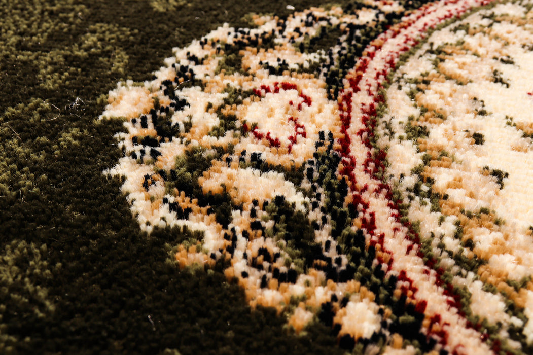 Detaliu model floral pe covor clasic verde