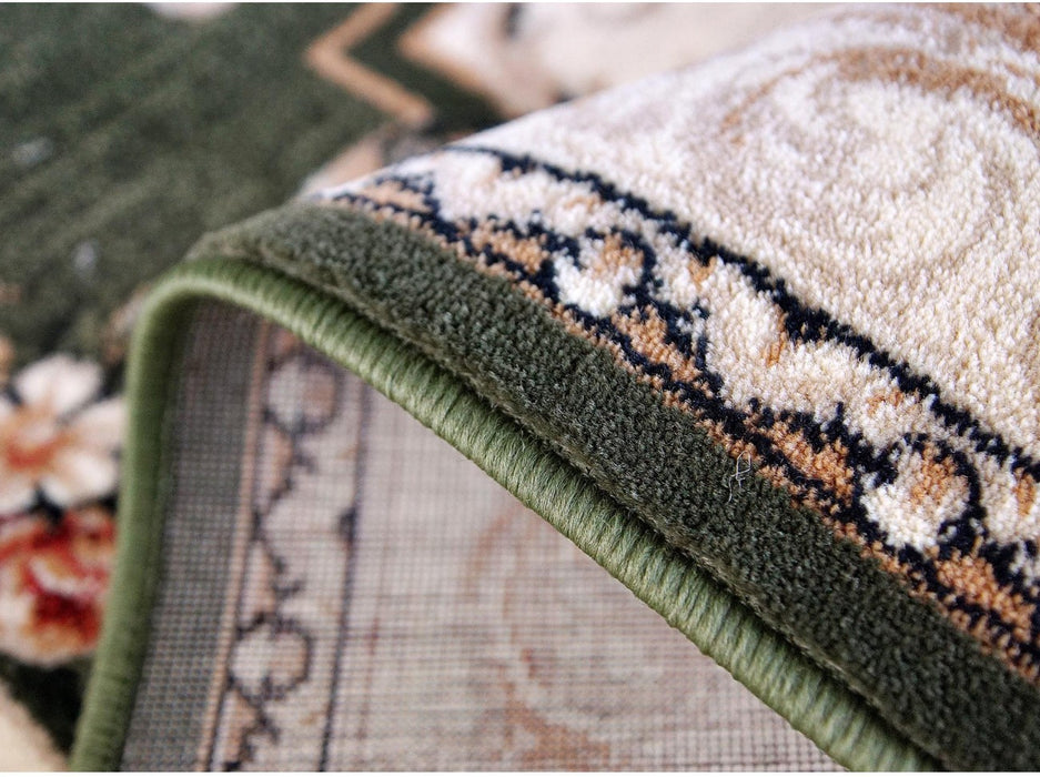 detaliu model floral pe covor clasic verde