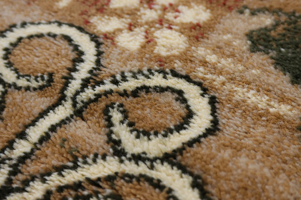 Detaliu model floral pe covor modern bej