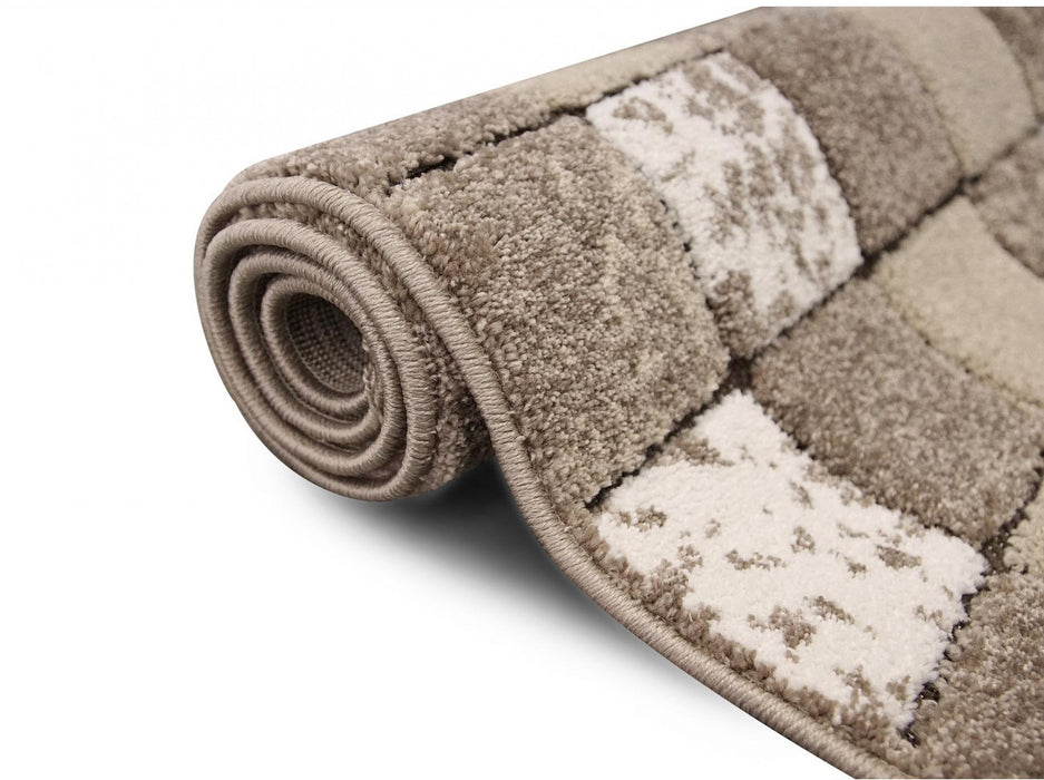 Detaliu model geometric cu pătrate pe covor oval crem maro