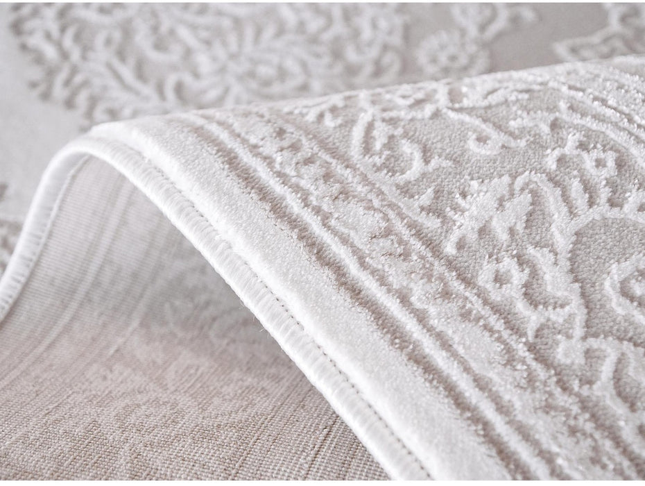 Detaliu model ornamental floral crem, covor clasic cu finisaje elegante si relief delicat