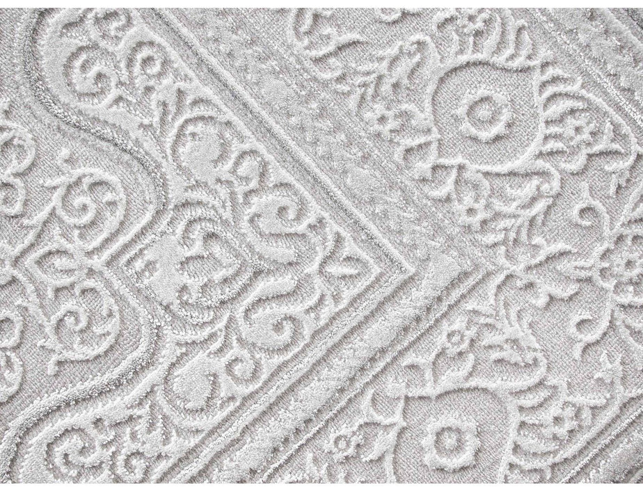 Detaliu model ornamental floral in relief, covor clasic gri deschis cu finisaje elegante