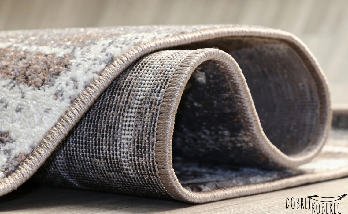 Detaliu flexibilitate și pliere covor modern gri maro