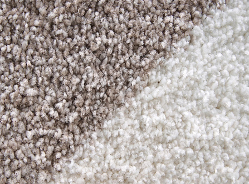 detaliu suprafata pe covor crem bej cu model geometric