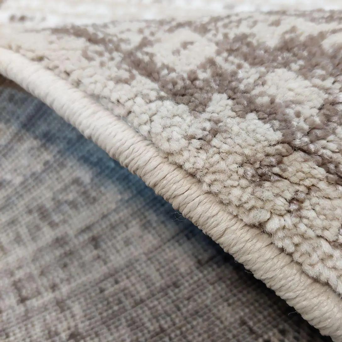 Detaliu textură covor modern geometric crem maro