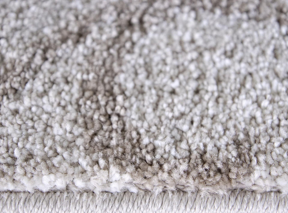 detaliu textura si fir pufos pe covor crem bej