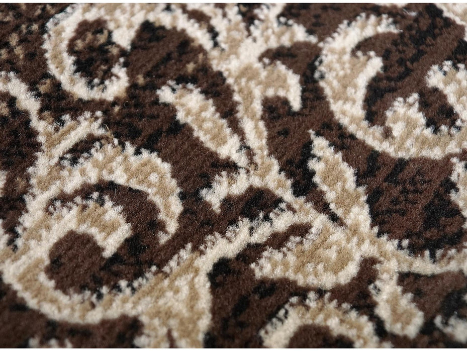 detaliu textura si model ornamental covor maro