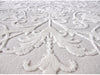 Detaliu traversa alba cu model floral in relief si textura fina