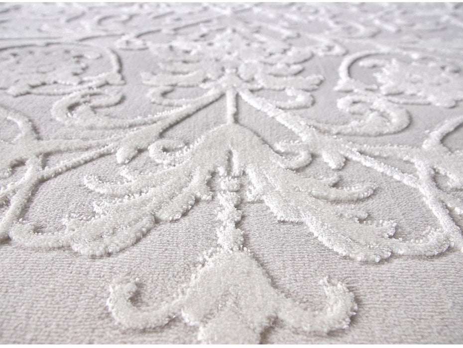 Detaliu traversa alba cu model floral in relief si textura fina