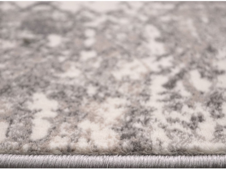 Detaliu margine festonata traversa covor gri crem moderna cu textura densa si finisaj rezistent