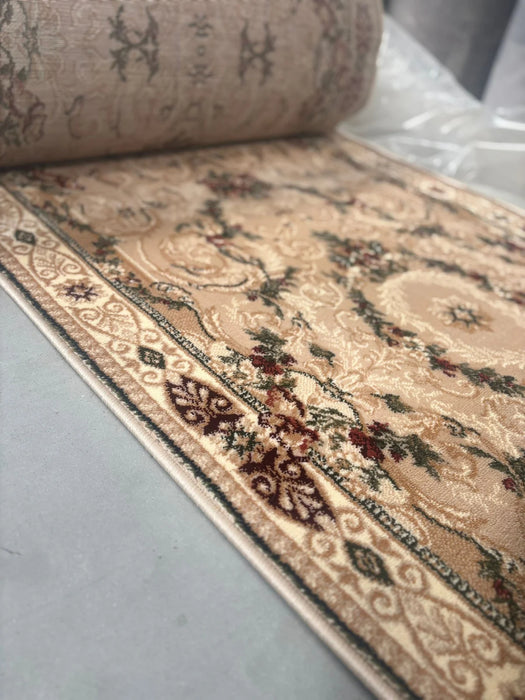 Detaliu model floral traversa crem bej cu textura fina si rezistenta