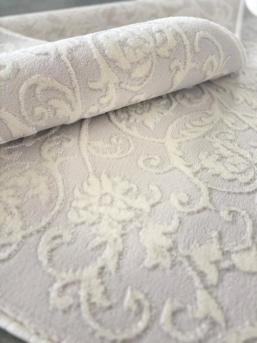 Detaliu traversa crem cu model floral relief si textura placuta