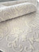 Detaliu traversa crem cu model floral relief si textura placuta
