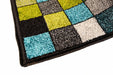 Detaliu finisaj al unui covor modern multicolor cu model geometric si aspect premium.