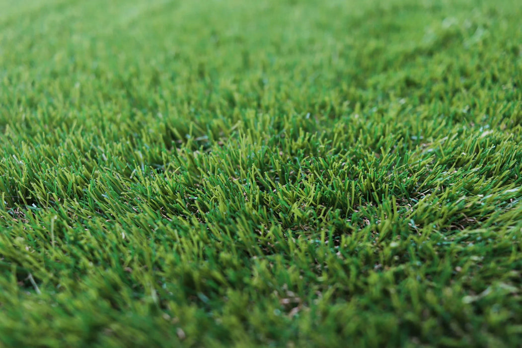 detaliu textura gazon artificial 38 mm iarba sintetica cu aspect natural pentru exterior
