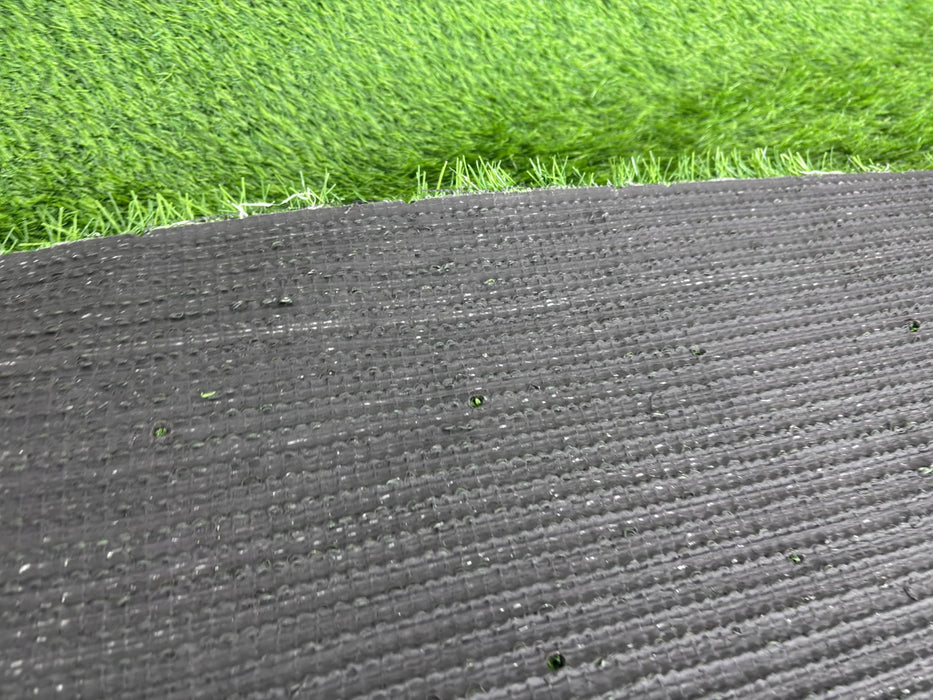 Iarba artificiala 30 mm verde natural pentru terasa, balcon, curte si gradina
