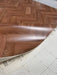 Detaliu linoleum maro cu textura lemn clasic, potrivit pentru orice interior