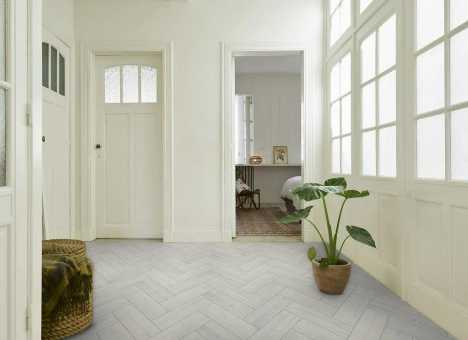 Linoleum PVC crem pentru living luminos, efect lemn natural si design elegant