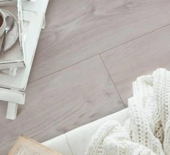 Linoleum PVC gri deschis cu textura lemn, ideal pentru interior modern si luminos